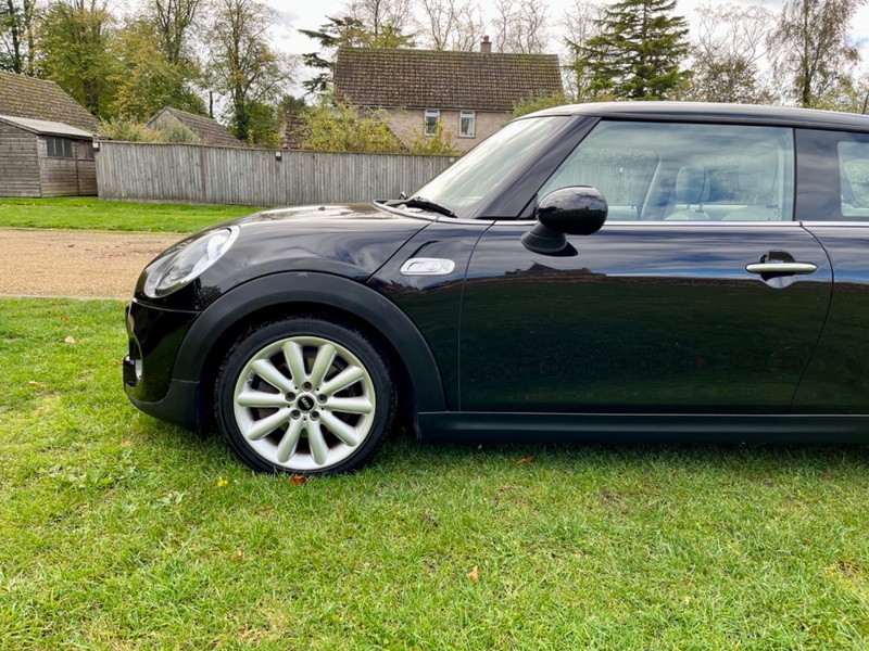 MINI HATCHBACK